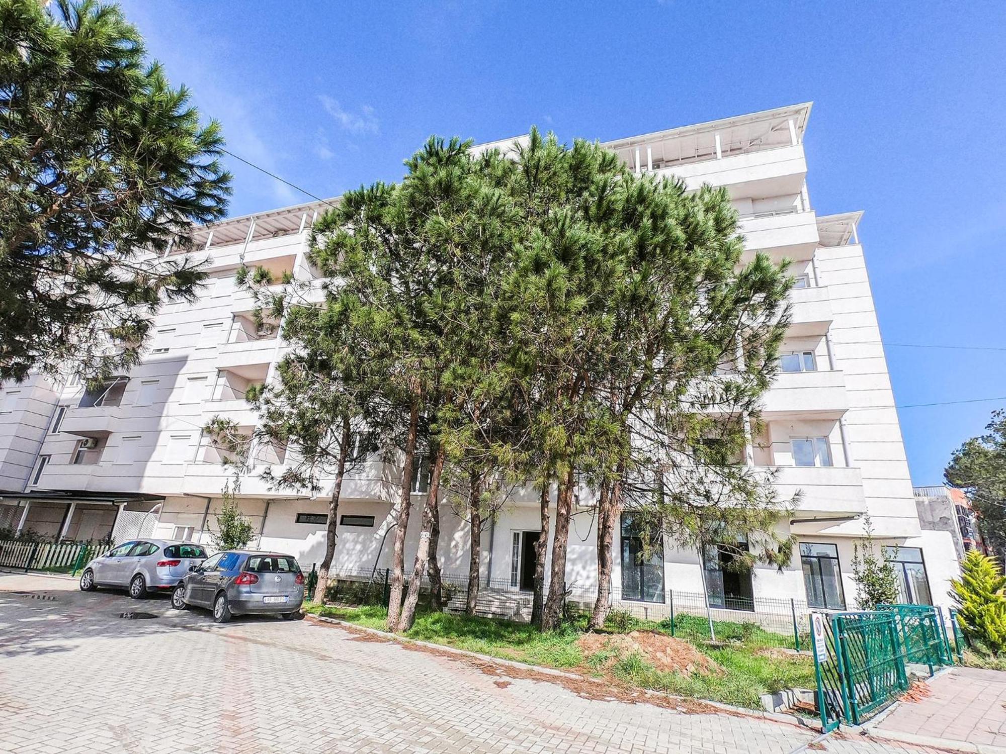 Miki Qerret Kavaje 925 Apartament *