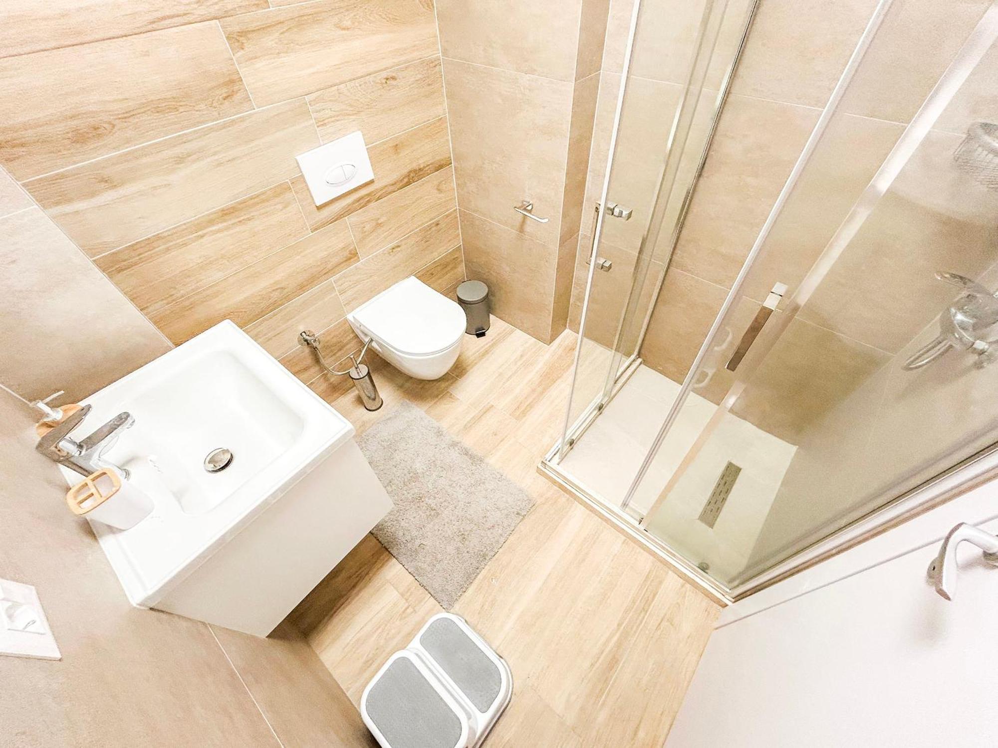 Miki Qerret Kavaje 925 Apartament Golem (Tirana)